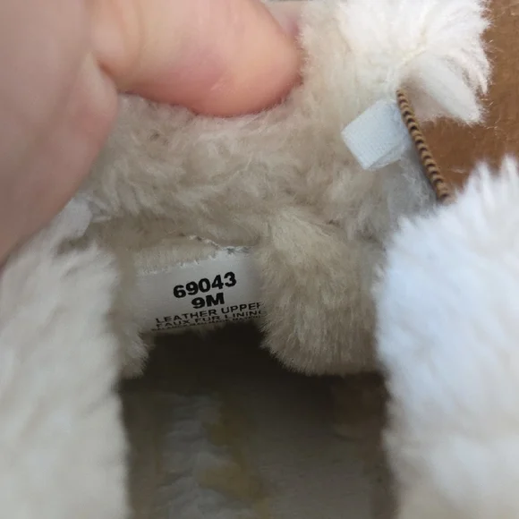 Minnetonka Tan Winter Boots with White Fur Lining - Picture 10 of 10
